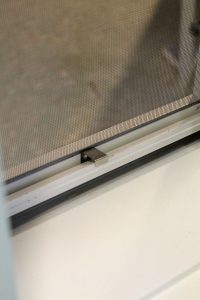 hyönteispuite pinta-asennuksena
