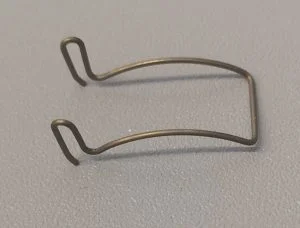 Hyttyspuitteen kiinnikejousi