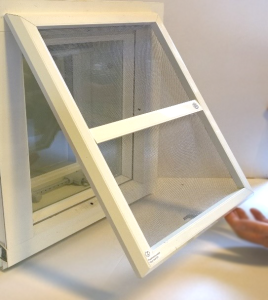 Hyönteispuite asennettuna HP5 ikkunaprofiiliin